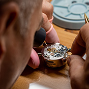 Uhrmachermeister Stahmleder bei der Reparatur einer Omega Armbanduhr